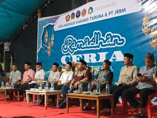 Tokoh masyarakat Desa Tobayagan bersama perwakilan pihak manajemen PT JRBM saat memeriahkan Ramadan Ceria, Minggu 1 Maret 2026. (Foto: IST)