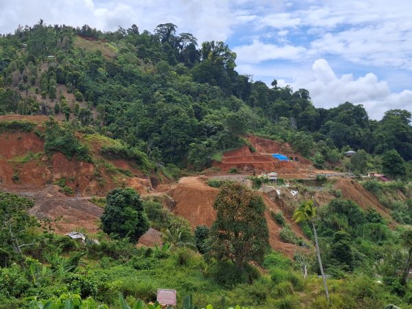 Aktivitas tambang emas rakyat di Desa Lanut menjadi pemandangan "tersendiri" belakang rumah warga, Senin 4 Mei 2026. (Foto: tim Instink.net)