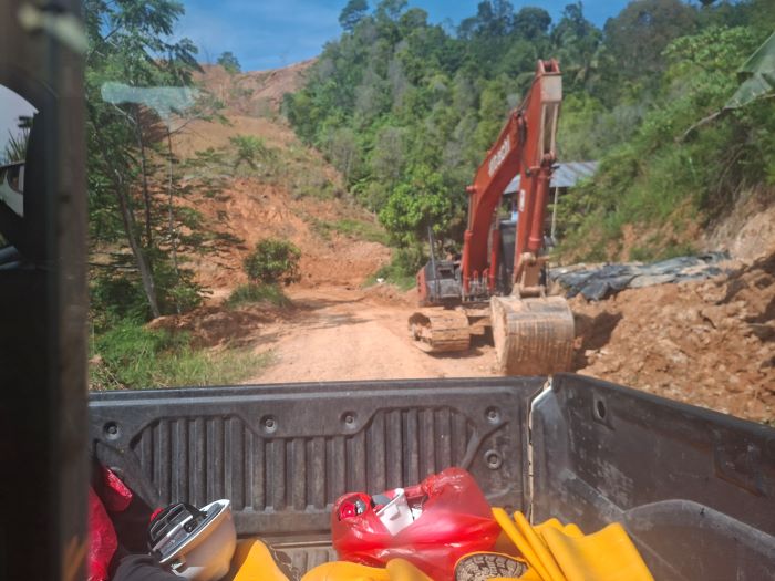 Alat berat ekskavator di lokasi tambang rakyat beroperasi di sekitar batas kawasan reklamasi Lanut JRBM, Rabu 29 April 2026. (Foto: tim Instink.net)