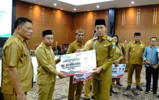 Bupati Bolsel Iskandar Kamaru menginstruksikan kepala seluruh kepala desa memperhatikan alokasi Dana Desa dapat mengakomodir BPJS Ketenagakerjaan. (Foto: IST