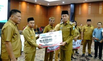 Bupati Bolsel Iskandar Kamaru menginstruksikan kepala seluruh kepala desa memperhatikan alokasi Dana Desa dapat mengakomodir BPJS Ketenagakerjaan. (Foto: IST