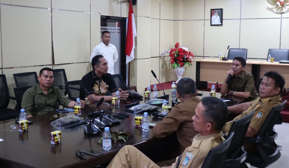 Ketua Komisaris Maleo Bolsel, Ketua PSSI Bolsel dan beberapa petinggi PT JRBM saat sedang membahas persiapan dan kesiapan Bolsel FC melaju ke Liga 4 Nasional. (Foto: Humas JRBM)