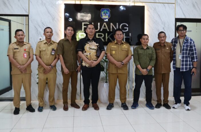 Jajaran petinggi PT JRBM bersama Ketua Komisaris Bolsel FC dan Ketua PSSI Bolsel siap memenangkan Bolsel FC melenggang ke Liga 4 Nasional. (Foto: Humas JRBM