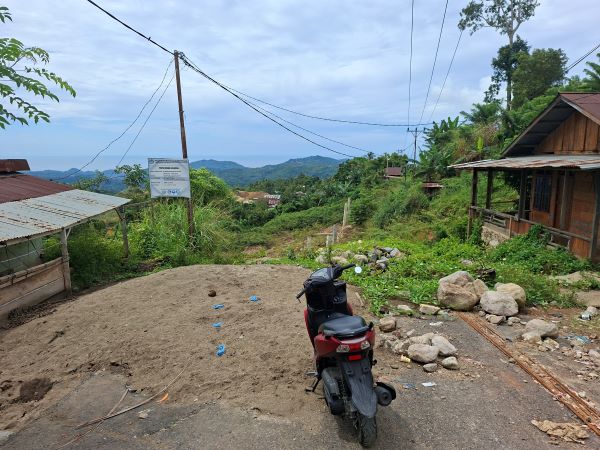 Jalan aspal trans sulawesi di Desa Lanut putus runtuh karena longsor. Akses terdekat penghubung Desa Nuangan ini kondisinya bertahun-tahun dibiarkan begitu saja, Senin 4 Mei 2026. (Foto: tim Instink.net)