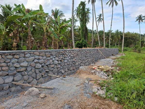 Pembangunan tanggul di sepanjang sungai Molobog sedang di bangun, diharapkan dapat mencegah luapan air sungai, 4 Mei 2026. (Foto: jurnalis Instink.net: Faisal Manoppo)