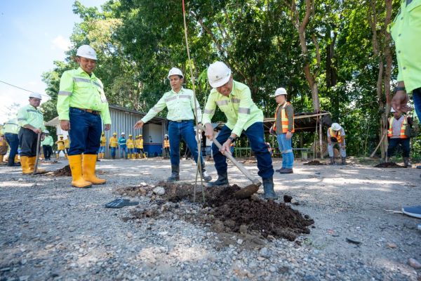 Penanaman bibit pohon di lokasi pascatambang oleh tim reklamasi JRBM. (Foto: tim reklamasi JRBM)