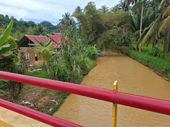 Sungai Desa Molobog Timur sering meluap hingga membanjiri rumah penduduk, Senin 4 April 2026. (Foto: jurnalis Instink.net: Faisal Manoppo)