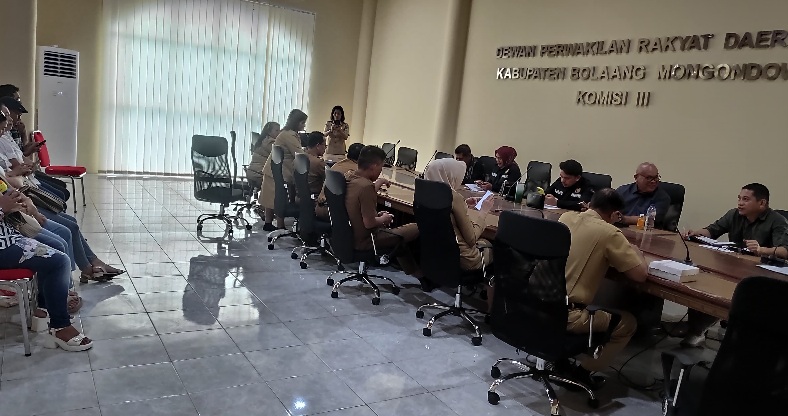 Suasana saat RDP di ruang Komisi III DPRD Bolmong, Senin 8 Juni 2026. (Foto: IST)
