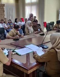Rapat Dengar Pendapat digelar oleh DPRD Bolmong di ruang Komisi III guna menindaklanjuti aduan dari masyarakat terkait ijazah yang belum diserahkan oleh kepala sekolah di salah satu SD Sintap di Kanupaten Bolmong, Senin 8 Juni 2026. (Foto: IST)