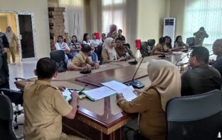 Rapat Dengar Pendapat digelar oleh DPRD Bolmong di ruang Komisi III guna menindaklanjuti aduan dari masyarakat terkait ijazah yang belum diserahkan oleh kepala sekolah di salah satu SD Sintap di Kanupaten Bolmong, Senin 8 Juni 2026. (Foto: IST)