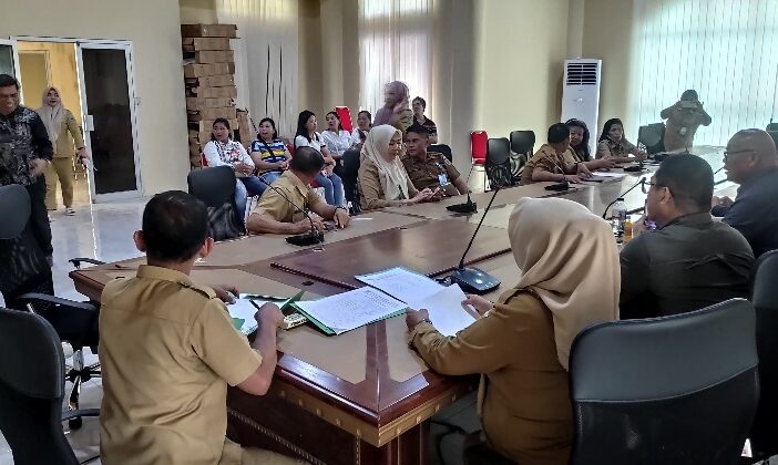 Rapat Dengar Pendapat digelar oleh DPRD Bolmong di ruang Komisi III guna menindaklanjuti aduan dari masyarakat terkait ijazah yang belum diserahkan oleh kepala sekolah di salah satu SD Sintap di Kanupaten Bolmong, Senin 8 Juni 2026. (Foto: IST)