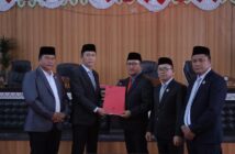 Ketua DPRD Bolsel Arifin Olii menyerahkan hasil pembahasan Ranperda tentang pertanggungjawaban pelaksanaan APBD 2025 kepada Bupati Bolsel, Rabu 17 Juni 2025. (Foto: IST)