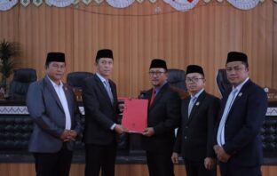 Ketua DPRD Bolsel Arifin Olii menyerahkan hasil pembahasan Ranperda tentang pertanggungjawaban pelaksanaan APBD 2025 kepada Bupati Bolsel, Rabu 17 Juni 2025. (Foto: IST)