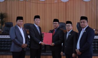 Ketua DPRD Bolsel Arifin Olii menyerahkan hasil pembahasan Ranperda tentang pertanggungjawaban pelaksanaan APBD 2025 kepada Bupati Bolsel, Rabu 17 Juni 2025. (Foto: IST)