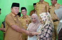 Wabup Bolsel Deddy Abdul Hamid secara simbolis menyerahkan bantuan unit rumah kepada masyarakat pesisir Desa Motandoi Selatan, Senin 29 Juni 2026. (Foto: IST)