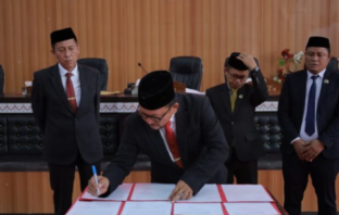 DPRD Bolsel menandatangani berita acara hasil pembahasan KUA PPAS TA 2026, di ruang rapat paripurna, Rabu (29/7/202).