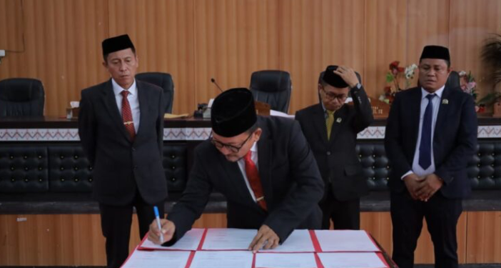 DPRD Bolsel menandatangani berita acara hasil pembahasan KUA PPAS TA 2026, di ruang rapat paripurna, Rabu (29/7/202).