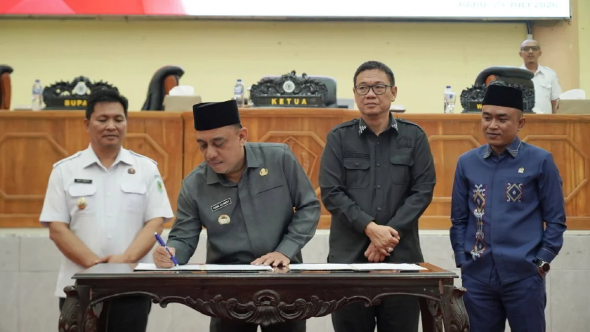 Bupati Bolmong Yusra Alhabsyi mendantangani hasil paripurna tentang LPJ APBD 2025. (Foto: IST)