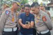 Ketua Panitia Penyelenggara Drag Race Lucky Sugeha (tengah) menunjukkan bukti rekaman pada saat kejadian kepada Dirlantas Polda Sulut Kombes Pol Yudi Kristianto (kiri) dan Korlantas Polda Sulut AKBP Sandhi Wiedyanoe (kanan) di lokasi TKP Kelurahan Upai, Selasa 11 Agustus 2026. (Foto: Faisal Manoppo/Instik.net)