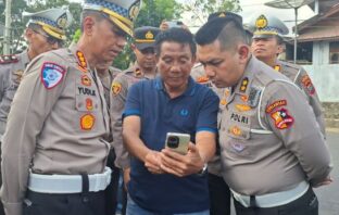 Ketua Panitia Penyelenggara Drag Race Lucky Sugeha (tengah) menunjukkan bukti rekaman pada saat kejadian kepada Dirlantas Polda Sulut Kombes Pol Yudi Kristianto (kiri) dan Korlantas Polda Sulut AKBP Sandhi Wiedyanoe (kanan) di lokasi TKP Kelurahan Upai, Selasa 11 Agustus 2026. (Foto: Faisal Manoppo/Instik.net)