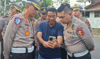 Ketua Panitia Penyelenggara Drag Race Lucky Sugeha (tengah) menunjukkan bukti rekaman pada saat kejadian kepada Dirlantas Polda Sulut Kombes Pol Yudi Kristianto (kiri) dan Korlantas Polda Sulut AKBP Sandhi Wiedyanoe (kanan) di lokasi TKP Kelurahan Upai, Selasa 11 Agustus 2026. (Foto: Faisal Manoppo/Instik.net)