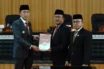 Ketua DPRD Bolsel Arifin Olii menyerahkan hasil pembahasan APBD Perubahan TA 2026 kepada Bupati Bolsel Hi Iskandar Kamaru. Kamis 13 Agustus 2026. (Foto: IST)