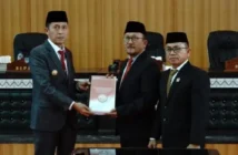 Ketua DPRD Bolsel Arifin Olii menyerahkan hasil pembahasan APBD Perubahan TA 2026 kepada Bupati Bolsel Hi Iskandar Kamaru. Kamis 13 Agustus 2026. (Foto: IST)