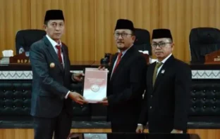 Ketua DPRD Bolsel Arifin Olii menyerahkan hasil pembahasan APBD Perubahan TA 2026 kepada Bupati Bolsel Hi Iskandar Kamaru. Kamis 13 Agustus 2026. (Foto: IST)