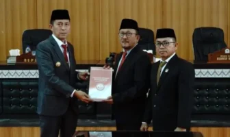 Ketua DPRD Bolsel Arifin Olii menyerahkan hasil pembahasan APBD Perubahan TA 2026 kepada Bupati Bolsel Hi Iskandar Kamaru. Kamis 13 Agustus 2026. (Foto: IST)
