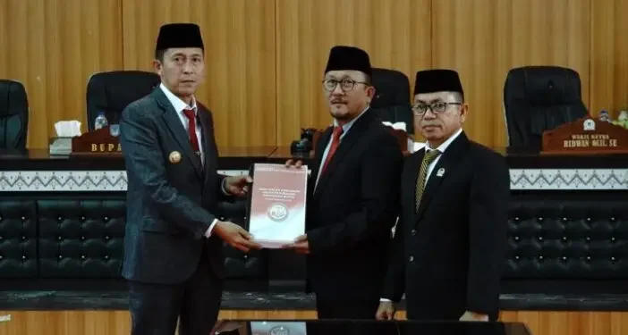 Ketua DPRD Bolsel Arifin Olii menyerahkan hasil pembahasan APBD Perubahan TA 2026 kepada Bupati Bolsel Hi Iskandar Kamaru. Kamis 13 Agustus 2026. (Foto: IST)