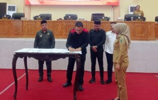 Penandatangan hasil rapat paripurna DPRD Bolmong bersama Pemda Bolmong, Senin 24 Agustus 2026. (Foto: IST)