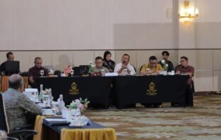 DPRD Bolsel kawal pengawasan dalam pelaksanaan aktivitas tambang emas dalam rapat Uji Kelayakan Lingkungan PT JRBM di Kabupaten Bolsel, Sslasa (11/8/2026) di Ball Room Hotel Sutan Raja Kotamobagu. (Foto:IST)