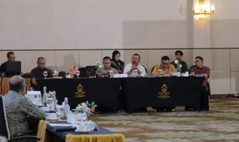 DPRD Bolsel kawal pengawasan dalam pelaksanaan aktivitas tambang emas dalam rapat Uji Kelayakan Lingkungan PT JRBM di Kabupaten Bolsel, Sslasa (11/8/2026) di Ball Room Hotel Sutan Raja Kotamobagu. (Foto:IST)