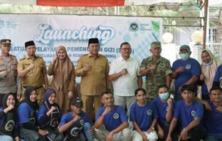 Ketua DPRD Bolsel Arifin Olii (tengah kemeja putih) saat menghadiri acara peresmian SPPG MBG di Desa Deaga, Selasa 15 September 2026. (Foto: IST)