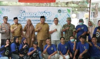 Ketua DPRD Bolsel Arifin Olii (tengah kemeja putih) saat menghadiri acara peresmian SPPG MBG di Desa Deaga, Selasa 15 September 2026. (Foto: IST)