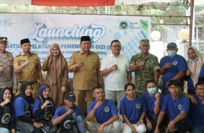 Ketua DPRD Bolsel Arifin Olii (tengah kemeja putih) saat menghadiri acara peresmian SPPG MBG di Desa Deaga, Selasa 15 September 2026. (Foto: IST)