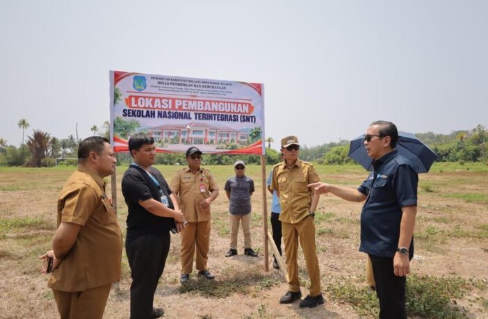Pemda Bolsel bersama Balai Penjaminan Mutu Pendidikan Provinsi Sulut saat melakukan peninjauan lokasi lahan pembangunan SNT, Selasa 27 Oktober 2026. (Foto: IST)